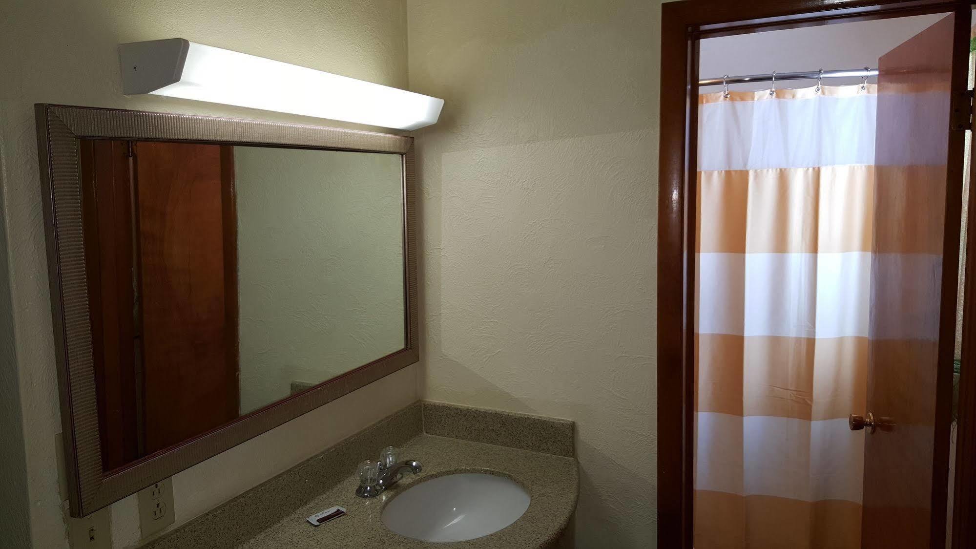 Parkview Motel أويلوين المظهر الخارجي الصورة